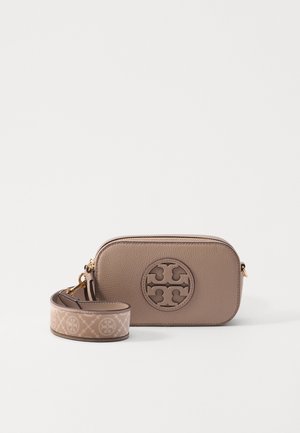 Braune Leder-Crossbody-Tasche mit strukturierter Oberfläche, kreisförmigem Logo-Detail und einem verstellbaren Riemen mit einem Logomuster.