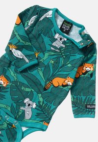Ekologisk bomull bodysuit med en teal bakgrund, gröna blad och färgglada djurillustrationer som inkluderar en koala, röd panda och fågel.