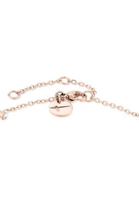 Bracciale in oro rosa con link allungati, caratterizzato da un charm rotondo con design a serratura e un piccolo accento scintillante.