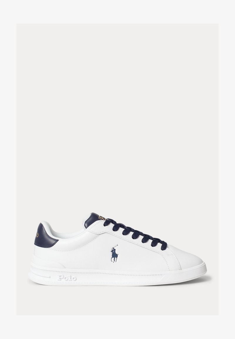 Baskets basses blanches avec lacets bleu marine, languette au talon et logo Polo sur le côté et la languette, vues de l'extérieur.