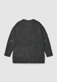 Maglione grigio scuro lavorato a maglia con vestibilità ampia, caratterizzato da polsini a costine e tagli ovali sulle maniche. Tessuto morbido e design semplice.