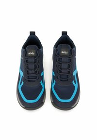 Chaussures de sport bleu marine avec des accents bleus, tige en tissu texturé, bout arrondi et éléments noirs avec le logo "BOSS" sur la languette.