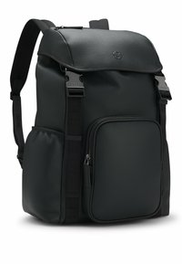 Mochila de cuero negro con acabado texturizado, solapa superior acolchada, correas ajustables, bolsillo delantero con cremallera y bolsillo lateral de malla para botella de agua.