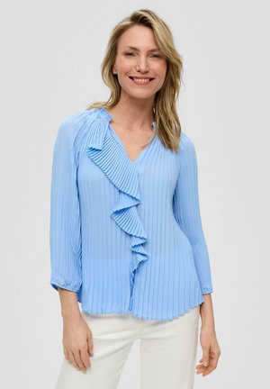 Lichtblauw, geplooid blousetop met een V-hals en een gerimpelde accent aan de voorkant. Lange mouwen en een lichtgebogen zoom. Glad textuur.