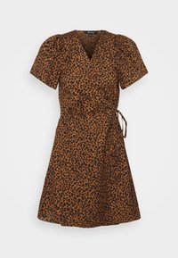 Robe portefeuille marron avec manches courtes bouffantes, présentant un motif léopard noir. Elle possède un col en V et un détail de ceinture à nouer à la taille.