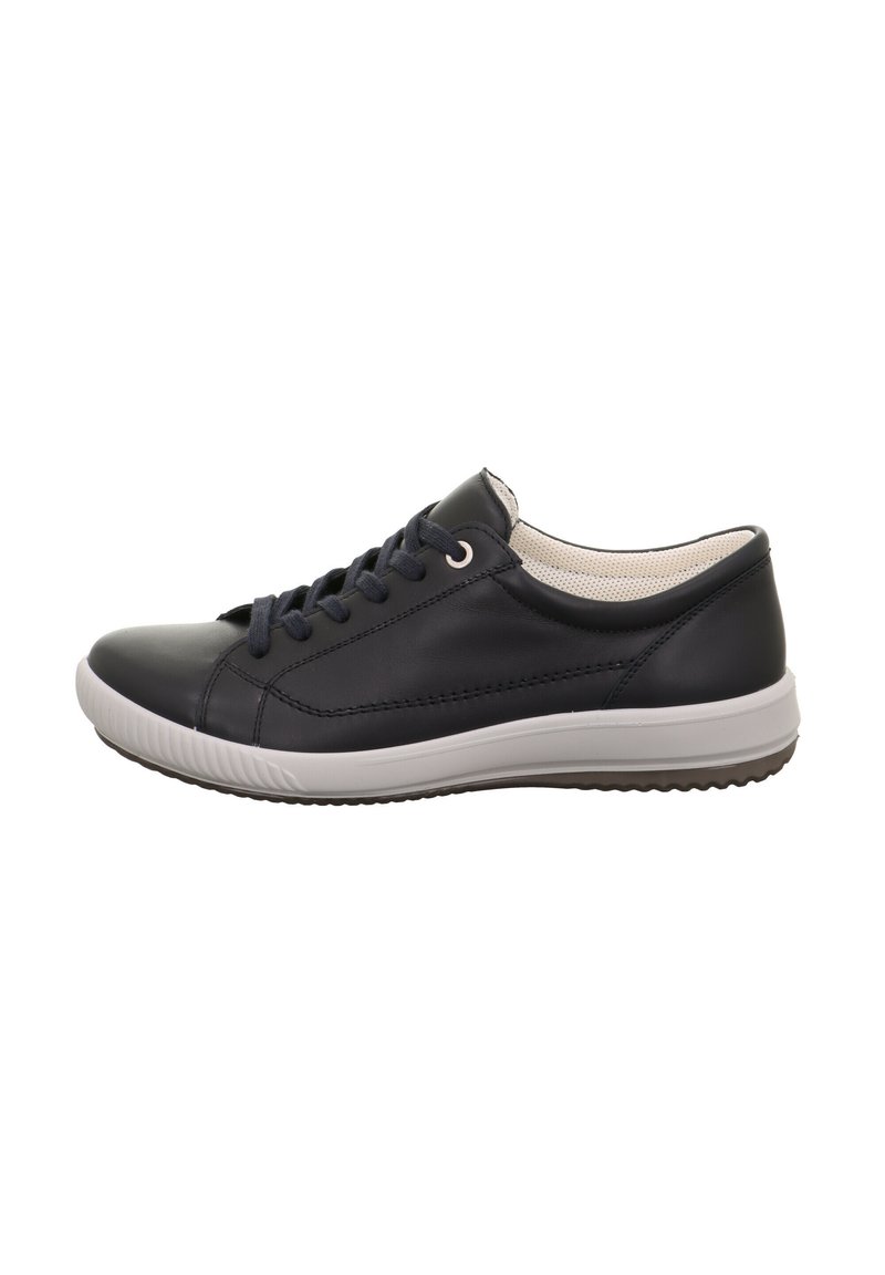 Navy leren sneakers met ronde neus, vetersluiting aan de voorkant en witte rubberen zool. Voorzien van ton-sur-ton stiksels en een lichtgekleurde binnenvoering.