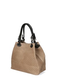 Borsa a mano tessuta beige con manici in pelle nera, superficie testurizzata e design spazioso, con dettagli in hardware circolare.