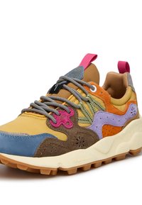 Wielokolorowe sneakersy wykonane z zamszu i nylonu, z wyraźnymi różowymi akcentami, warstwowym designem, teksturowanymi detalami oraz gumową podeszwą.