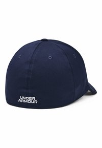 Námornícky modrá čiapka s zakriveným okrajom, vyrobená z textúrovanej tkaniny. Na zadnej strane má vyšívané logo "UNDER ARMOUR" v bielej farbe.