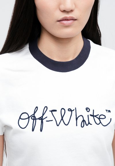 Bílý bavlněný tričko s námořnickým kulatým výstřihem a vyšitým logem "Off-White" v námořnické barvě, se sportovně uvolněným střihem a krátkými rukávy.