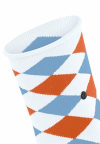 Stricksocken mit einem gemusterten Design aus blauen, orangefarbenen und weißen Rauten, mit strukturierter Oberfläche und einem kleinen schwarzen Logo-Element.