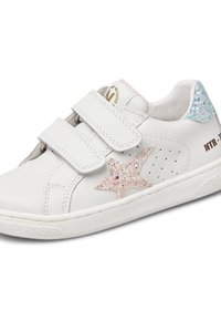 Sneaker in pelle bianca con due strap in Velcro, dettaglio a stella in glitter fucsia e accentuazione in glitter azzurro chiaro sul tallone. Suola in gomma testurizzata.