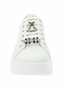 Zapatilla blanca con parte superior de cuero suave, acentos de malla y motivos decorativos de un oso de strass y flores en los cordones. Suela de goma.