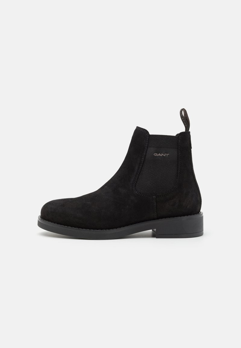 Botte Chelsea en daim noir avec panneau latéral élastique, languette de tirage, talon bas et logo de la marque sur le côté, vue de l'extérieur.