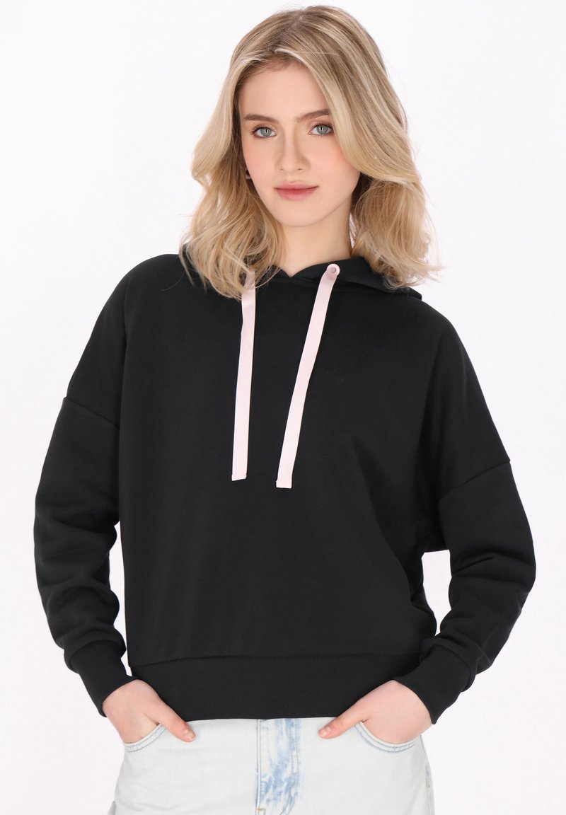 Hanorac negru cu glugă, cu sfoară roz, croială lejeră, tiv și manșete ribbate. Fabricat dintr-un material moale, având un buzunar frontal tip kangaroo.