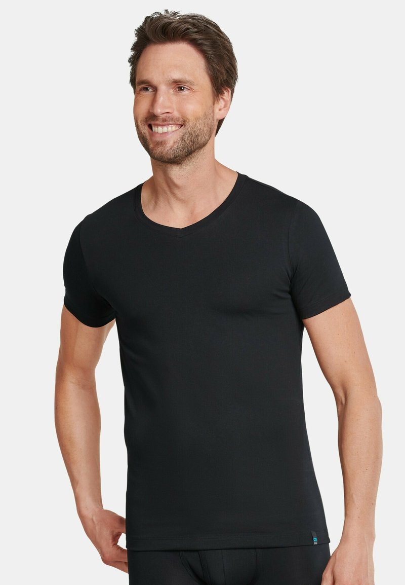 Musta V-painike t-paita, joka on valmistettu pehmeästä kankaasta, lyhyet hihat, slim fit -muotoilu, jossa on pieni logo-merkki helmassa.