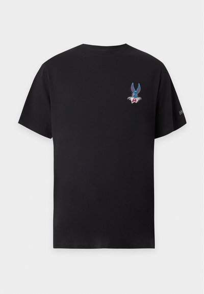 Μαύρο T-shirt με κοντά μανίκια με μικρό πολύχρωμο γραφικό με το πρόσωπο του Μπαγκς Μπάνι στο αριστερό στήθος και μικρό λογότυπο στο δεξί μανίκι.