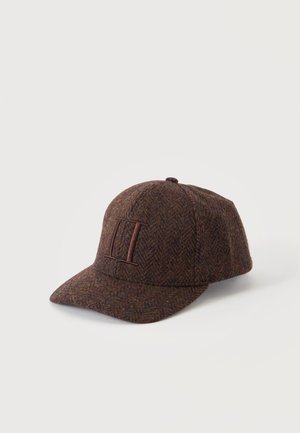 Casquette de baseball en tissu marron texturé avec un chiffre romain deux brodé à l’avant et un petit bouton sur le dessus, présentée sur fond blanc.