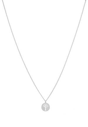 Collier en argent avec un pendentif circulaire arborant un motif d'arbre. La chaîne est fine et délicate, mettant en valeur la gravure complexe du pendentif.