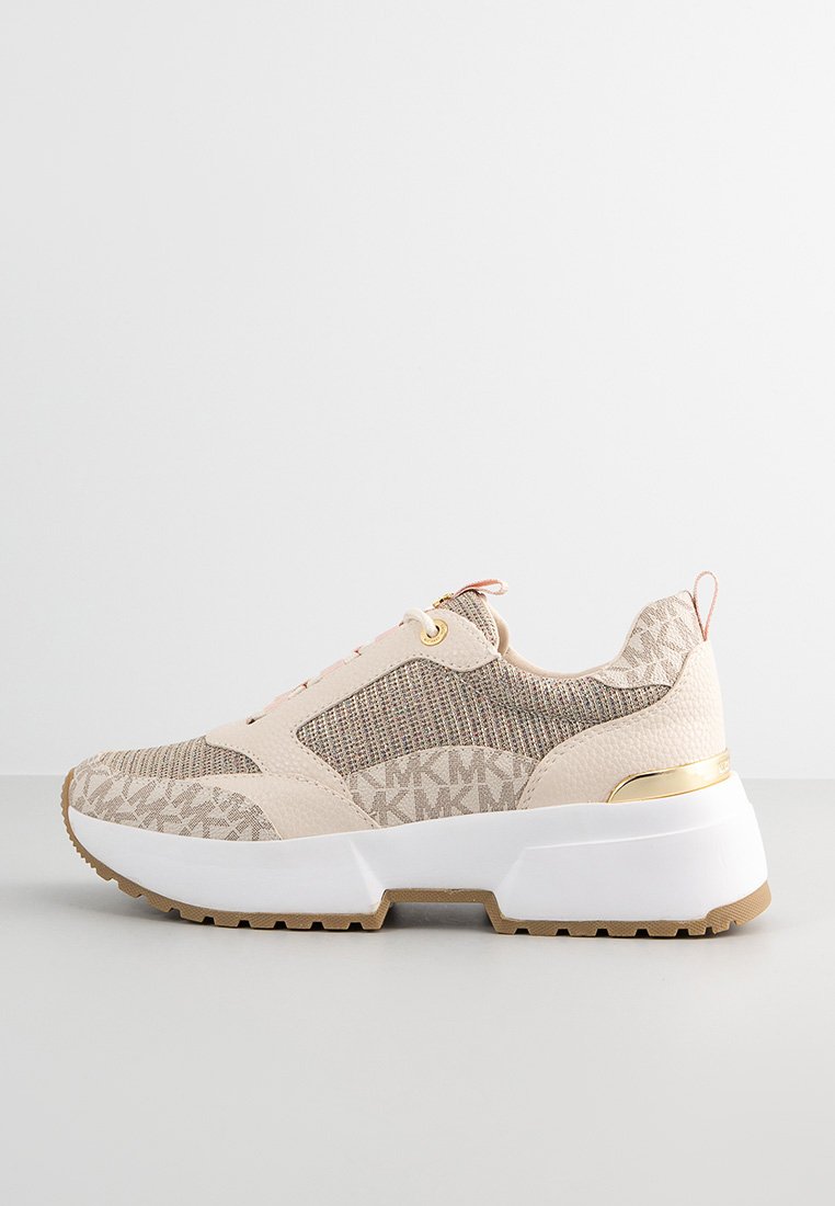 Sneaker mit einem oberteil aus hellbeigem Stoff, strukturierten Akzenten, Details aus goldfarbener Hardware und einer voluminösen weißen Sohle mit braunen Profilierungen.