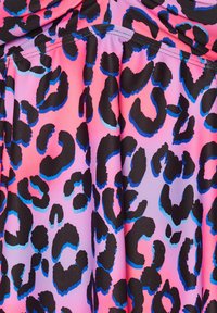 Leopardmönstrad tyg i livlig rosa, lila och svart. Har en slät textur med djärva svarta fläckar omgivna av blått.