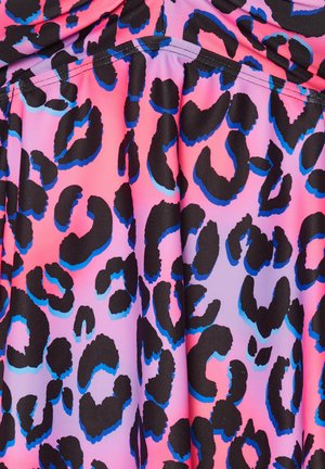 Tissu à motifs léopard dans des teintes vibrantes de rose, violet et noir. Il présente une texture lisse avec de grands taches noires soulignées de bleu.