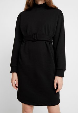 Sort sweatshirt-kjole med høj hals, lange ærmer og bæltet talje. Fremstillet af blødt stof med en afslappet pasform og ribbede manchetter.