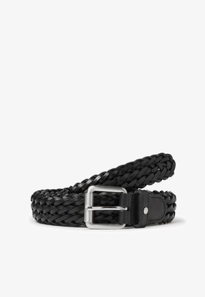 Svart flettet lærbelte med en sølvfarget metallspenne. Har en jevn tekstur og et løkka design, egnet for ulike antrekk.