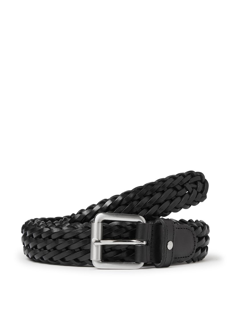 Svart flätat läderbälte med en silverfärgad metallspänne. Har en slät yta och en loopad design, lämplig för olika klädstilar.