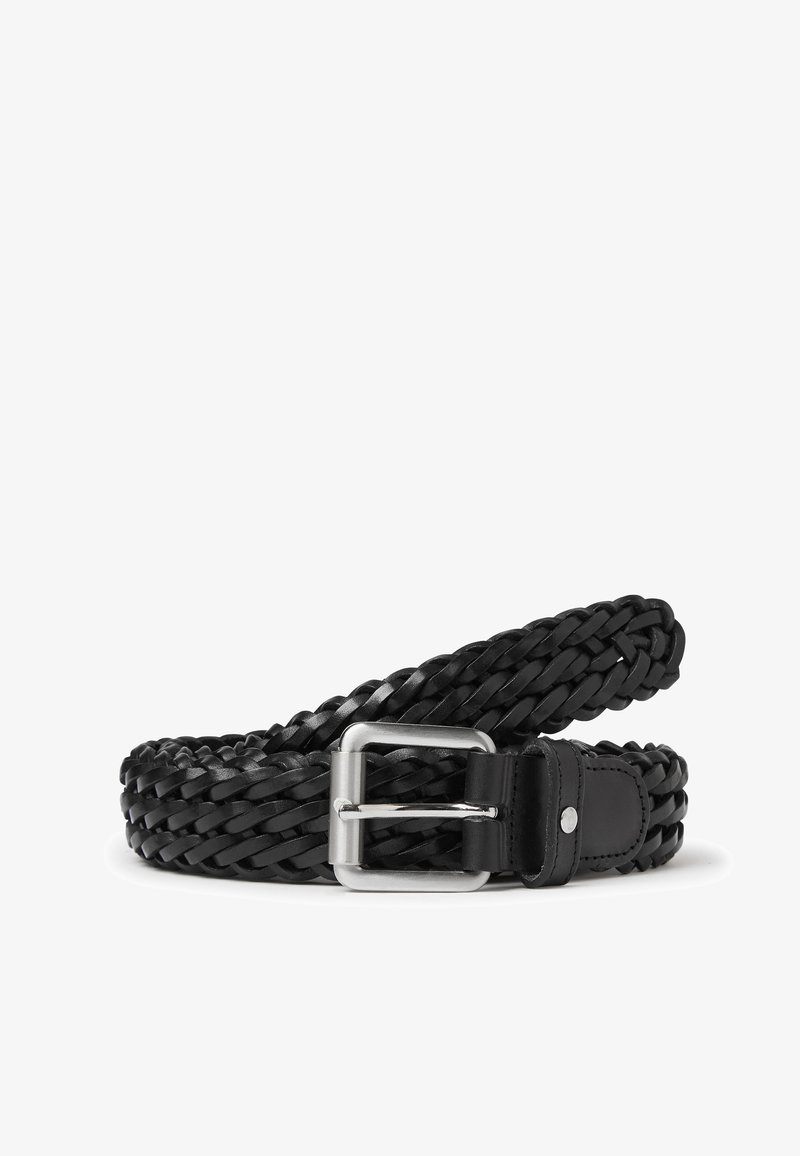 Svart flettet lærbelte med en sølvfarget metallspenne. Har en jevn tekstur og et løkka design, egnet for ulike antrekk.