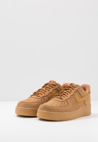 Nike Sportswear AIR FORCE 1 '07 - Tenisice - flax/wheat/light brown/black/team gold