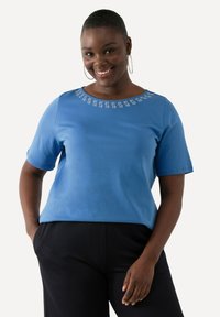 Ulla Popken RHINESTONE NECKLINE SHORT SLEEVE - Triko s potiskem - blue denim