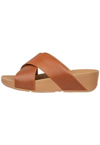 Bruine leren slidesandalen met gekruiste banden, een gevoerde binnenzool, een wiggenhak en een lichtgewicht rubberen buitenzool.