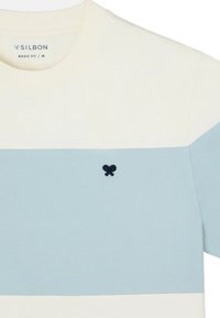 Camiseta de rayas en color amarillo claro y azul con cuello redondo. Presenta un pequeño logotipo bordado en azul oscuro en la parte delantera. Material de algodón.