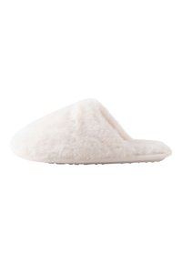 Chaussons mules blancs en peluche avec une texture épaisse et douce, bout ouvert arrondi, et semelle en caoutchouc plate antidérapante. Sans éléments visibles ni motifs.