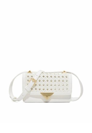 Witte crossbodytas met geweven voorpaneel, verstelbare band en gouden driehoekige sluiting en hoekaccenten.
