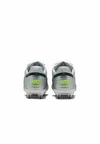 Bottes de football Nike Premier en gris clair avec des accents noirs et verts néon. Présentent un design épuré, une surface texturée et des crampons pour une meilleure traction.