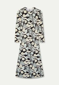 Vestido de manga larga en tela negra con un patrón floral que presenta flores y hojas en blanco y azul claro. Diseño de corte recto y largo hasta los tobillos.