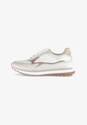 Sneaker en cuir blanc avec des accents en maille, dotée d'une languette de talon beige, d'une semelle intermédiaire grise texturée et d'une semelle extérieure en caoutchouc marron. Design classique à lacets.