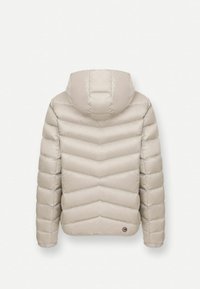 Beige puffjacka med huva, med en chevronsydd design och elastiska ärmslut. Logopatch på nedre vänstra sidan visar varumärket.