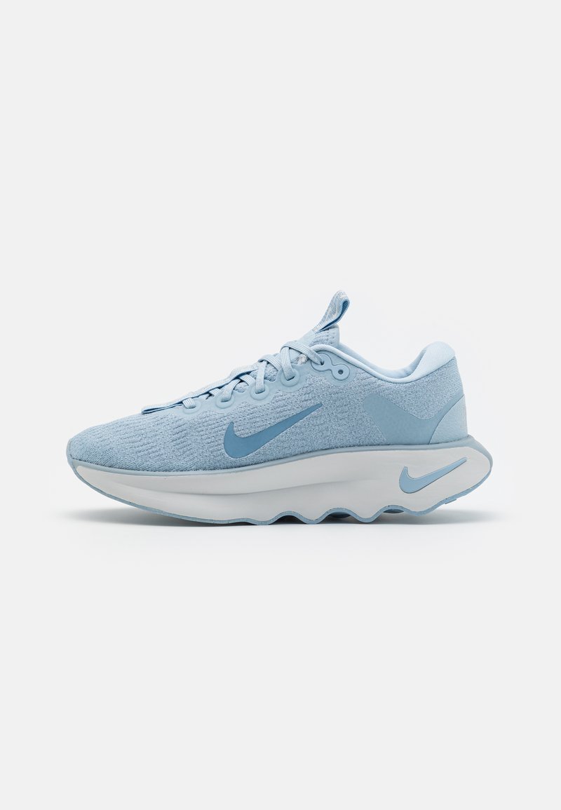 Nike Performance - MOTIVA - Teniși de mers sportiv - light armory blue/photon dust, Extindeți