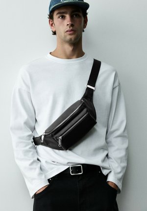 PULL&BEAR, Sac banane - black