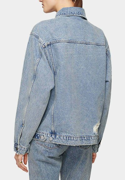 Ανοιχτό γαλάζιο τζιν μπουφάν με κλασικό γιακά, κουμπωτές μανσέτες, πλαϊνές τσέπες και φθαρμένη λεπτομέρεια στο πίσω στρίφωμα.