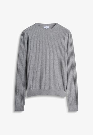 Jersey gris acanalado con mangas largas, cuello redondo y dobladillo ajustado. Hecho de tejido texturizado, presenta rayas verticales en toda su superficie.