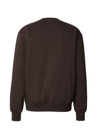 Sweatshirt marron à col rond, manches longues, poignets côtelés et finition en tissu texturé. Pas de logo ni motifs visibles.