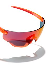 Aurinkolasit, joissa on ympäri kasvoja käyvä muotoilu, liukuvärinen punainen linssi, oranssi kehys ja näkyvä brändäys linssissä ja sankassa.