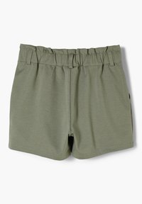 Shorts vert olive en tissu doux, dotés d'une taille élastique, d'un devant plat et de détails de couture minimaux pour une finition lisse.