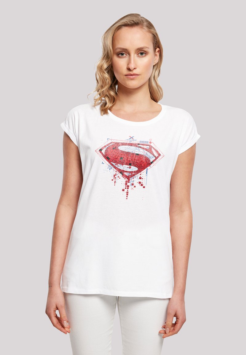 Weißes T-Shirt mit kurzen Ärmeln, das auf der Vorderseite ein rotes und blaues Superman-Logo mit verpixeltem Designdetails zeigt. Aus weichem Baumwollmaterial.