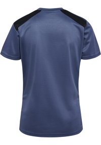 Camisa deportiva de color azul marino con mangas cortas, tejido texturizado, paneles de malla negra en los hombros, cuello redondeado y costuras planas.