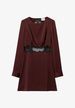 Vestido mini burdeos de manga larga con banda de encaje negro alrededor de la cintura y detalle de encaje en la parte trasera del escote.
